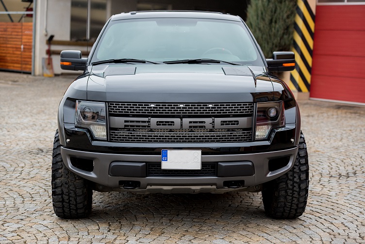 Krutý auto k zapůjčení